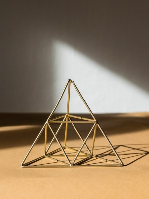  Dekorační zlatá kovová pyramida 