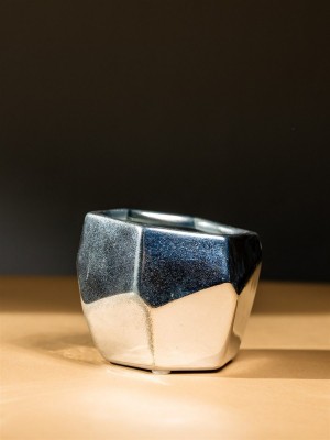  Keramický geometrický stříbrný svícen 