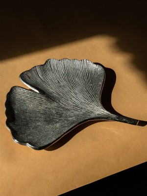  Kovový stříbrný podnos - tvaru listu ginko 