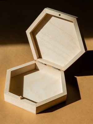  Dřevěná krabička tvaru hexagon 