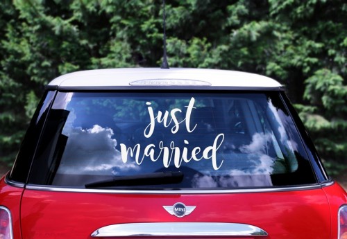  Samolepka na auto pro novomažele s nápisem Just married bílá