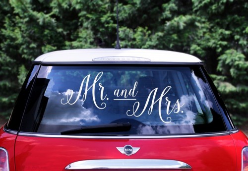  Samolepka na auto pro novomažele s nápisem Mr. and Mrs. bílá